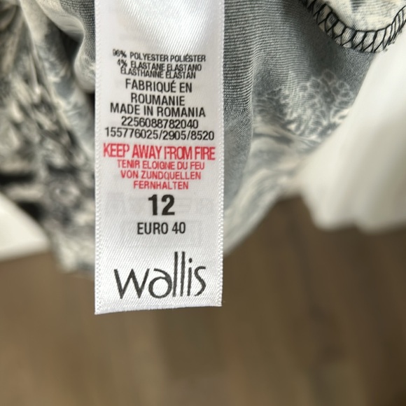 Wallis stunning stretchy black and white ‘take you anywhere’ (literally) dress. - Picture 6 of 6